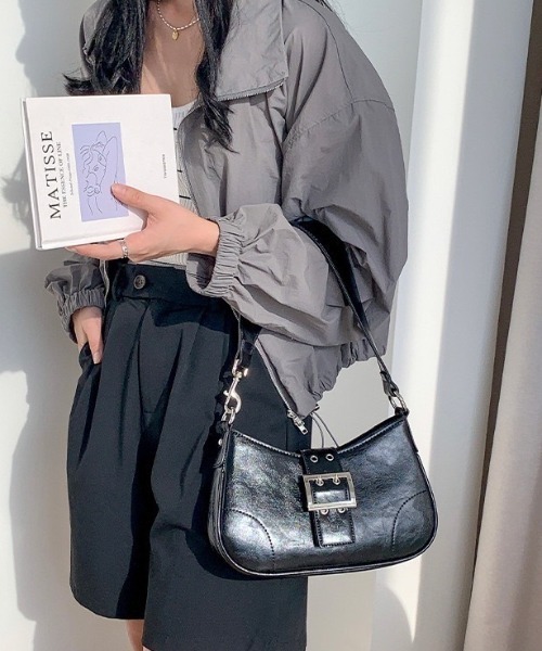 wears(ウェアーズ)の「べルトショルダーミニバッグ(ショルダーバッグ・レディース・アイボリー/ブラック/シルバー・FREE)」の5枚目の写真