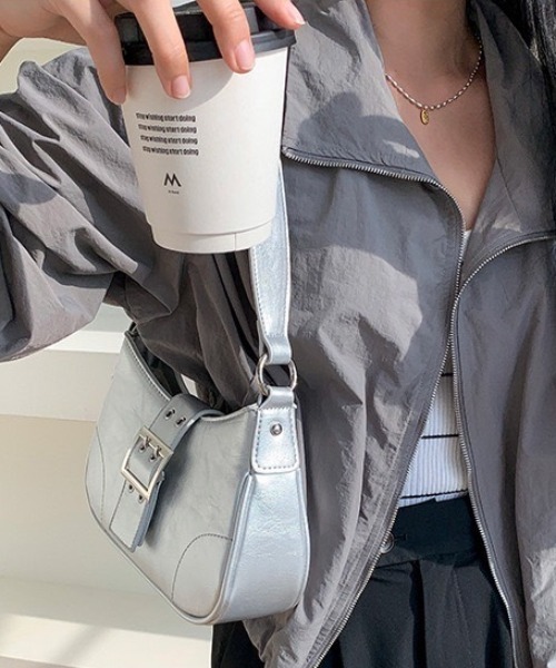 wears(ウェアーズ)の「べルトショルダーミニバッグ(ショルダーバッグ・レディース・アイボリー/ブラック/シルバー・FREE)」の6枚目の写真