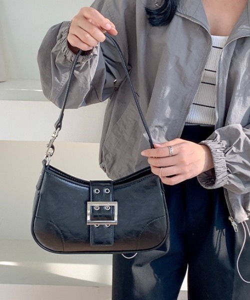 wears(ウェアーズ)の「べルトショルダーミニバッグ(ショルダーバッグ・レディース・アイボリー/ブラック/シルバー・FREE)」の8枚目の写真