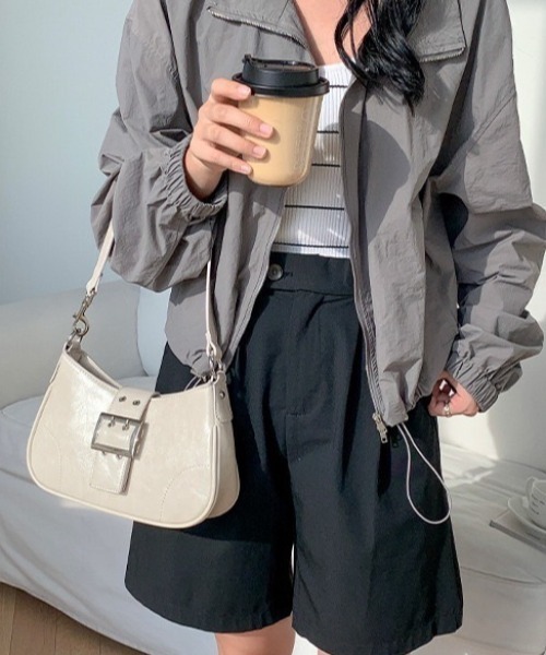 wears(ウェアーズ)の「べルトショルダーミニバッグ(ショルダーバッグ・レディース・アイボリー/ブラック/シルバー・FREE)」の9枚目の写真