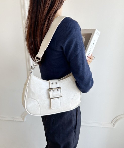 wears(ウェアーズ)の「べルトショルダーミニバッグ(ショルダーバッグ・レディース・アイボリー/ブラック/シルバー・FREE)」の11枚目の写真