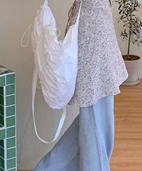 LYEON（リヨン）の「シャーリングナップサック（バックパック/リュック・レディース・ホワイト・FREE）」の2枚目の写真