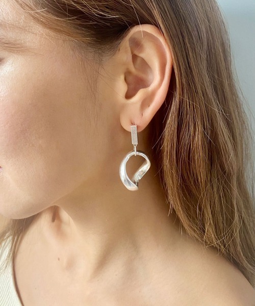 emouv by est(エモーヴバイエスト)の「emouv by est オーバルツイストピアス(ピアス(両耳用)・レディース・シルバー/ゴールド・FREE)」の2枚目の写真