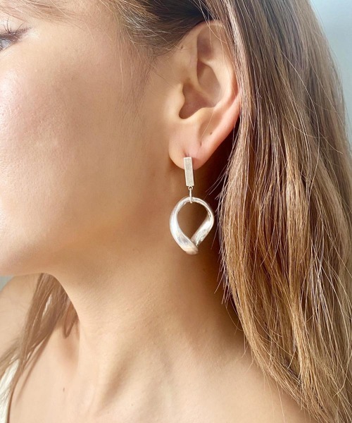 emouv by est(エモーヴバイエスト)の「emouv by est オーバルツイストピアス(ピアス(両耳用)・レディース・シルバー/ゴールド・FREE)」の4枚目の写真