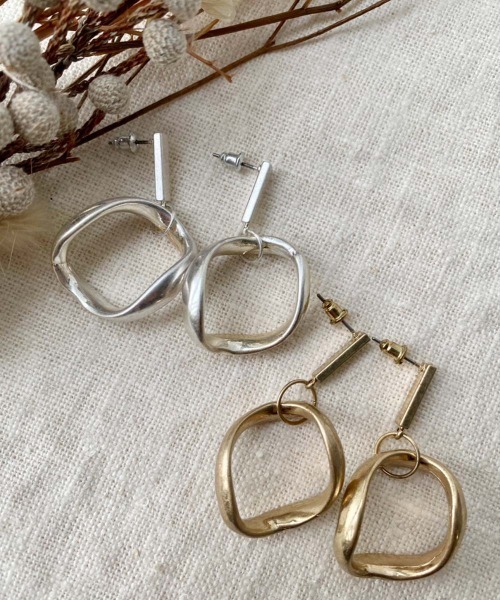 emouv by est(エモーヴバイエスト)の「emouv by est オーバルツイストピアス(ピアス(両耳用)・レディース・シルバー/ゴールド・FREE)」の5枚目の写真