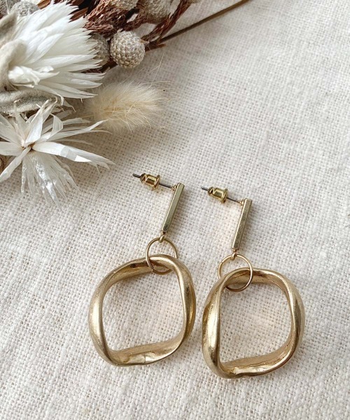 emouv by est(エモーヴバイエスト)の「emouv by est オーバルツイストピアス(ピアス(両耳用)・レディース・シルバー/ゴールド・FREE)」の7枚目の写真