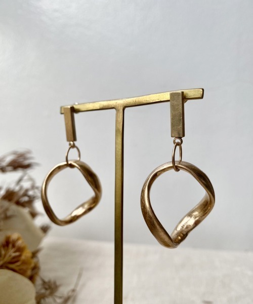 emouv by est(エモーヴバイエスト)の「emouv by est オーバルツイストピアス(ピアス(両耳用)・レディース・シルバー/ゴールド・FREE)」の8枚目の写真