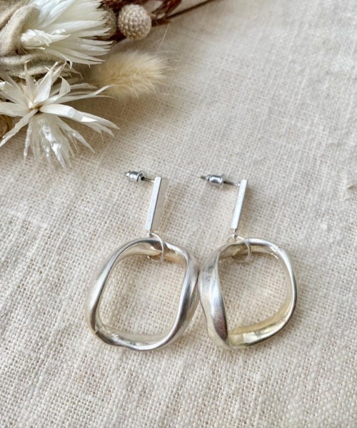 emouv by est(エモーヴバイエスト)の「emouv by est オーバルツイストピアス(ピアス(両耳用)・レディース・シルバー/ゴールド・FREE)」の9枚目の写真