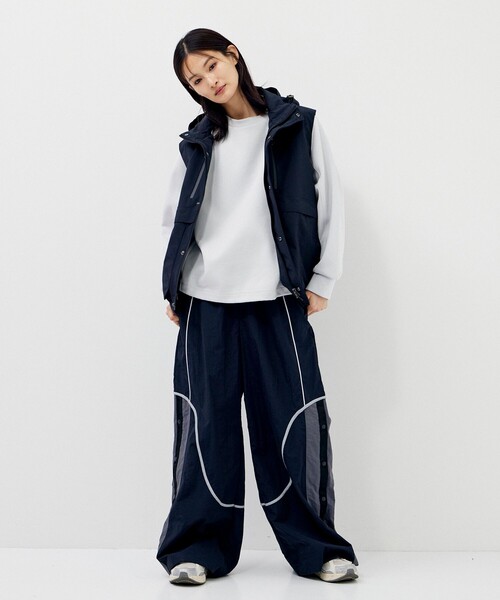 CITY TOKYO(シティトウキョウ)の「【UVカット】【手洗い可能】【撥水機能】アクティブカーブデザインワイドストレートパンツ(その他パンツ・レディース・オフホワイト/ブラック・1/2)」の3枚目の写真