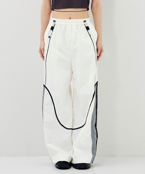 CITY TOKYO(シティトウキョウ)の「【UVカット】【手洗い可能】【撥水機能】アクティブカーブデザインワイドストレートパンツ(その他パンツ・レディース・オフホワイト/ブラック・1/2)」の11枚目の写真