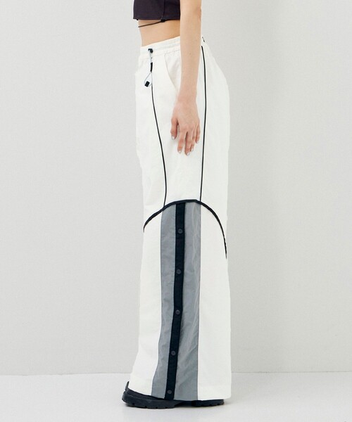 CITY TOKYO(シティトウキョウ)の「【UVカット】【手洗い可能】【撥水機能】アクティブカーブデザインワイドストレートパンツ(その他パンツ・レディース・オフホワイト/ブラック・1/2)」の12枚目の写真