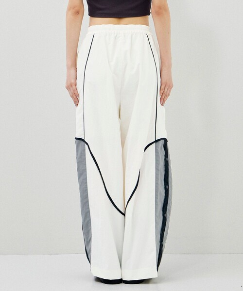 CITY TOKYO(シティトウキョウ)の「【UVカット】【手洗い可能】【撥水機能】アクティブカーブデザインワイドストレートパンツ(その他パンツ・レディース・オフホワイト/ブラック・1/2)」の13枚目の写真