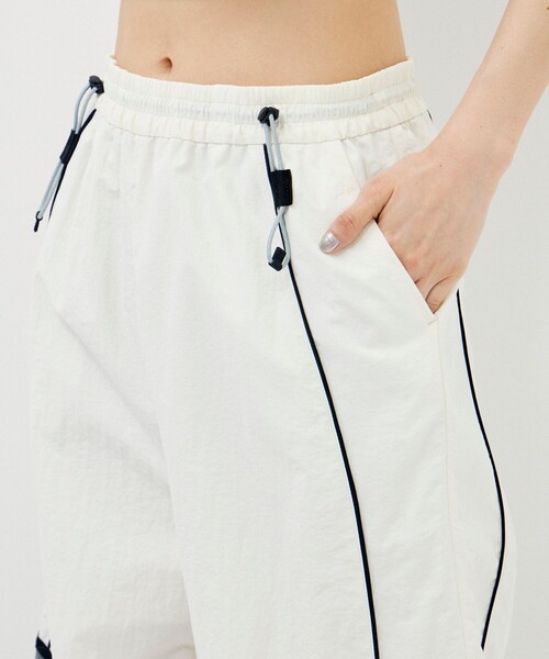 CITY TOKYO(シティトウキョウ)の「【UVカット】【手洗い可能】【撥水機能】アクティブカーブデザインワイドストレートパンツ(その他パンツ・レディース・オフホワイト/ブラック・1/2)」の14枚目の写真