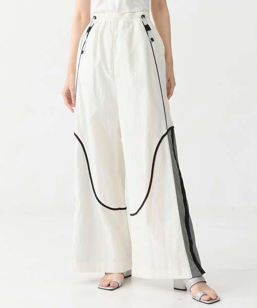 CITY TOKYO(シティトウキョウ)の「【UVカット】【手洗い可能】【撥水機能】アクティブカーブデザインワイドストレートパンツ(その他パンツ・レディース・オフホワイト/ブラック・1/2)」の2枚目の写真