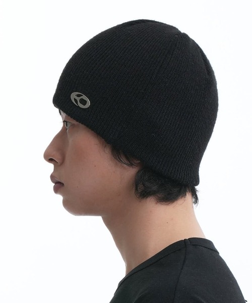 OY(オーワイ)の「『OY/オーワイ』 METAL LOGO BEANIE/メタルニットキャップ(ニットキャップ/ビーニー・メンズ・ブラック/アイボリー/グレー・FREE)」の5枚目の写真
