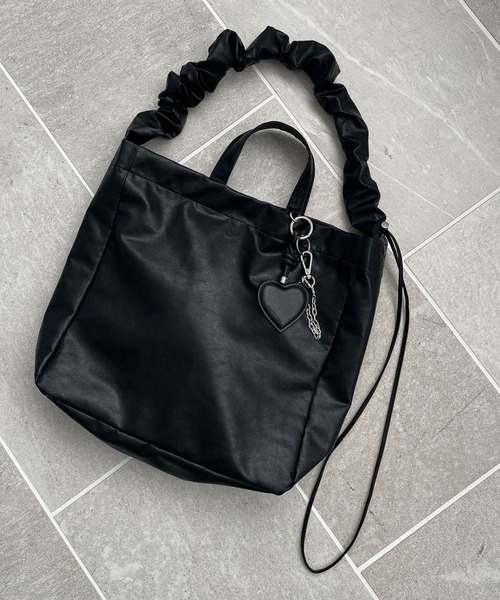 LOWRYS FARM（ローリーズファーム）の「シャーリング2WAYBAG 100159（トートバッグ・レディース・グレー/ブラック/アイボリー・FREE）」の2枚目の写真