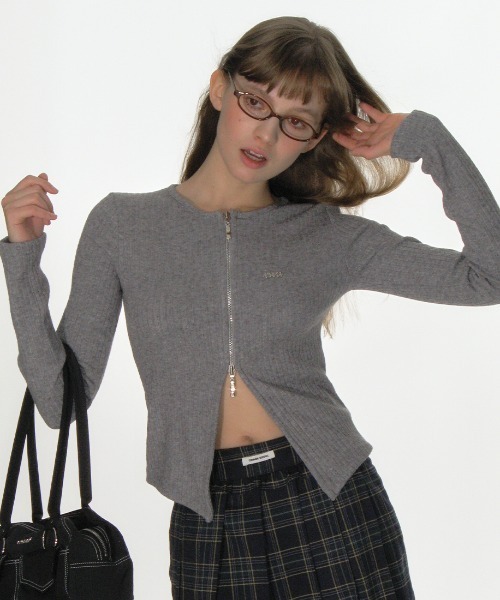 CRANK(クランク)の「A'GEM/9 × .kom 『CRANK/クランク』 RIBBED ZIPPER CARDIGAN/リベットジップカーデ(カーディガン/ボレロ・レディース・ブラック/グレー・FREE)」の2枚目の写真