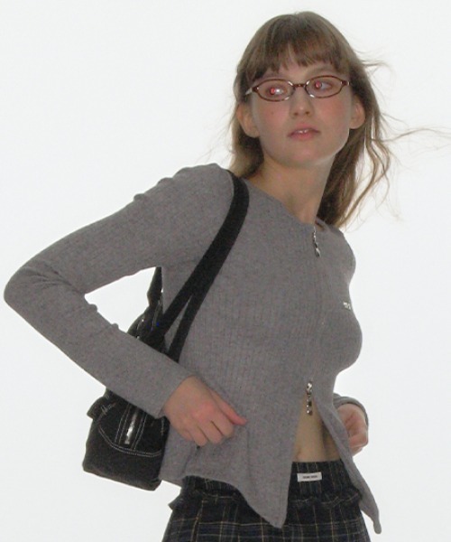 CRANK(クランク)の「A'GEM/9 × .kom 『CRANK/クランク』 RIBBED ZIPPER CARDIGAN/リベットジップカーデ(カーディガン/ボレロ・レディース・ブラック/グレー・FREE)」の8枚目の写真