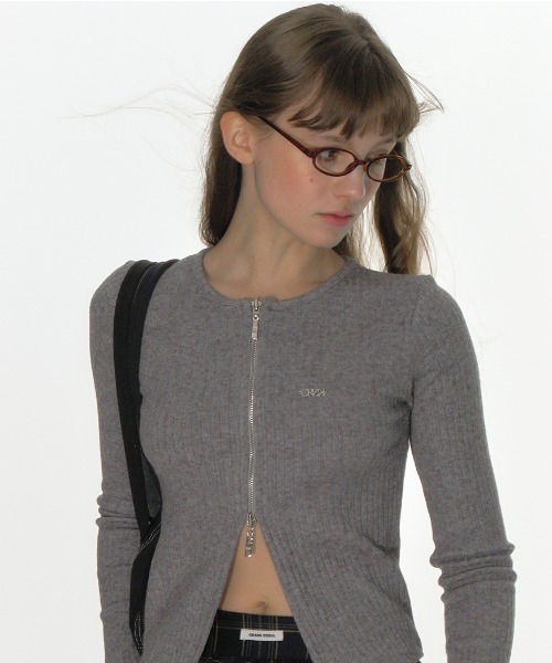 CRANK(クランク)の「A'GEM/9 × .kom 『CRANK/クランク』 RIBBED ZIPPER CARDIGAN/リベットジップカーデ(カーディガン/ボレロ・レディース・ブラック/グレー・FREE)」の7枚目の写真