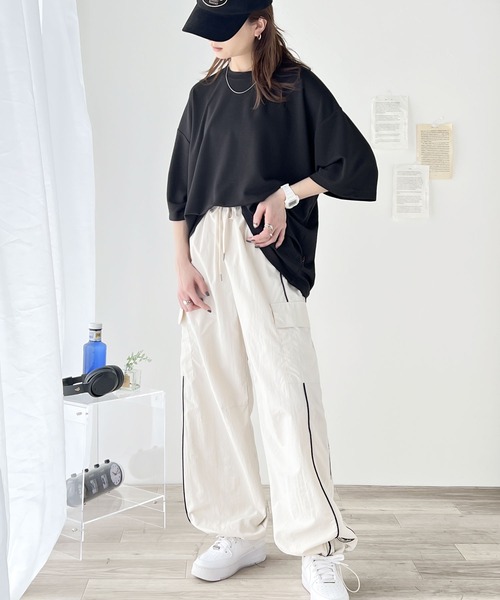 艶感素材でゆったりな着心地。オーバーサイズダンボールビッグTシャツ