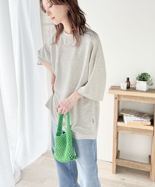 艶感素材でゆったりな着心地。オーバーサイズダンボールビッグTシャツ