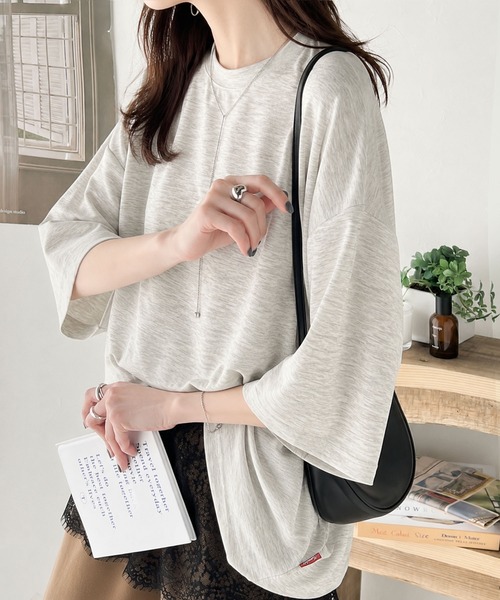 classicalelf(クラシカルエルフ)の「艶感素材でゆったりな着心地。オーバーサイズ ダンボールビッグTシャツ(Tシャツ/カットソー・レディース・杢グレー/ブルー/ベージュ/ブラック/ホワイト・SMALL/MEDIUM/LARGE/X-LARGE)」の10枚目の写真