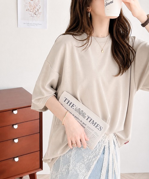 classicalelf(クラシカルエルフ)の「艶感素材でゆったりな着心地。オーバーサイズ ダンボールビッグTシャツ(Tシャツ/カットソー・レディース・杢グレー/ブルー/ベージュ/ブラック/ホワイト・SMALL/MEDIUM/LARGE/X-LARGE)」の18枚目の写真