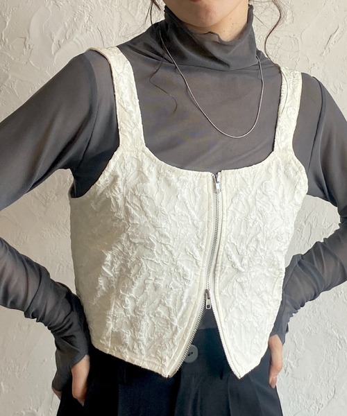 She's Closet(シーズクローゼット)の「ダブルジップアップショート丈ふくれジャガードビスチェベスト(ベスト・レディース・ベージュ/ブラック/ホワイト系その他/ブラック系その他/アイボリー/グレー・FREE)」の3枚目の写真