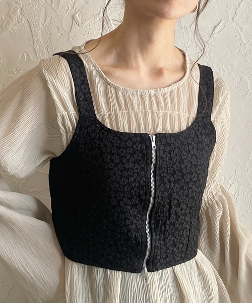 She's Closet(シーズクローゼット)の「ダブルジップアップショート丈ふくれジャガードビスチェベスト(ベスト・レディース・ベージュ/ブラック/ホワイト系その他/ブラック系その他/アイボリー/グレー・FREE)」の4枚目の写真