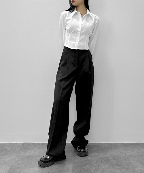 LVEU.（ラブユ.）の「【LVEU.】ウエストデザインクロップドシャツ / トップス シャツ ブラウス タイト タック 長袖 クロップド ショート ブラック ホワイト ブルー（シャツ/ブラウス・レディース・ホワイト/ブラック/ブルー・FREE）」の5枚目の写真