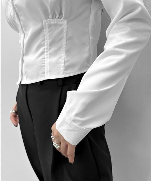 LVEU.（ラブユ.）の「【LVEU.】ウエストデザインクロップドシャツ / トップス シャツ ブラウス タイト タック 長袖 クロップド ショート ブラック ホワイト ブルー（シャツ/ブラウス・レディース・ホワイト/ブラック/ブルー・FREE）」の10枚目の写真