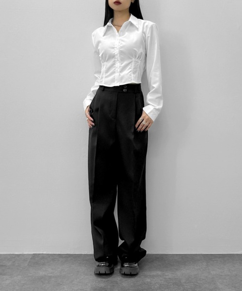 LVEU.（ラブユ.）の「【LVEU.】ウエストデザインクロップドシャツ / トップス シャツ ブラウス タイト タック 長袖 クロップド ショート ブラック ホワイト ブルー（シャツ/ブラウス・レディース・ホワイト/ブラック/ブルー・FREE）」の4枚目の写真