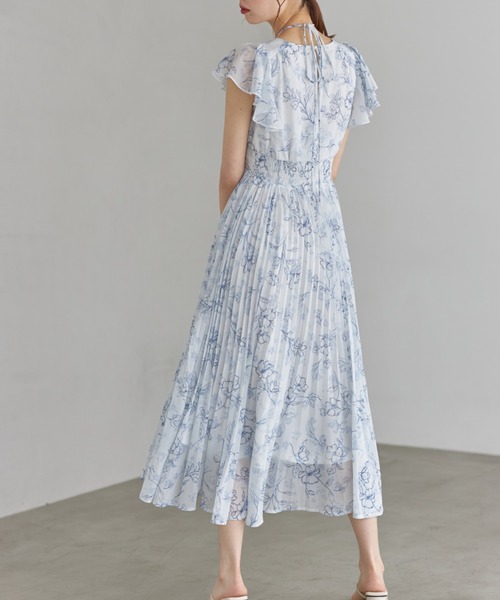 tocco closet（トッコ　クローゼット）の「パール付きネックリボン水彩ラインフラワープリーツワンピース（ワンピース・レディース・ブルー/ピンク/ブラック・M）」の6枚目の写真