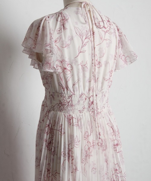 tocco closet（トッコ　クローゼット）の「パール付きネックリボン水彩ラインフラワープリーツワンピース（ワンピース・レディース・ブルー/ピンク/ブラック・M）」の12枚目の写真