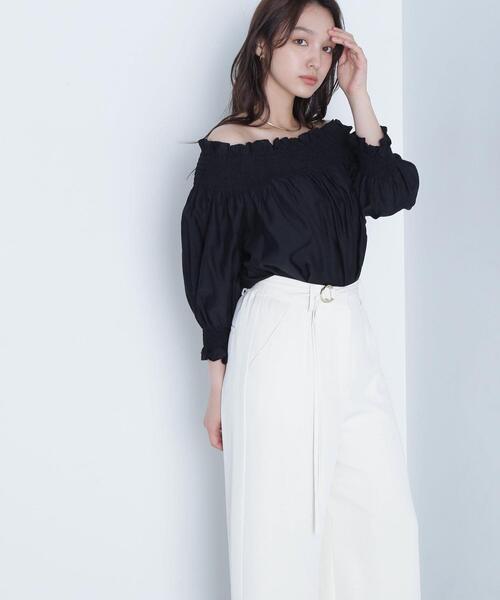 NATURAL BEAUTY BASIC(ナチュラルビューティーベーシック)の「◇シャーリングオフショルブラウス(シャツ/ブラウス・レディース・ブラック/ピンク/ブラウン・SMALL/MEDIUM)」の2枚目の写真