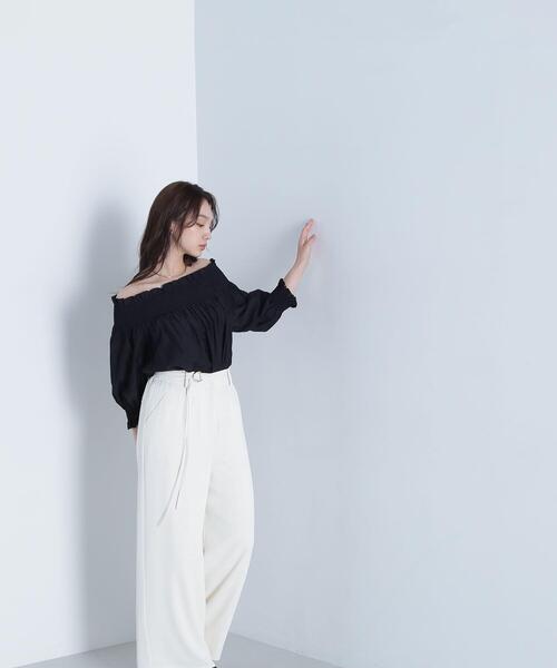 NATURAL BEAUTY BASIC(ナチュラルビューティーベーシック)の「◇シャーリングオフショルブラウス(シャツ/ブラウス・レディース・ブラック/ピンク/ブラウン・SMALL/MEDIUM)」の5枚目の写真