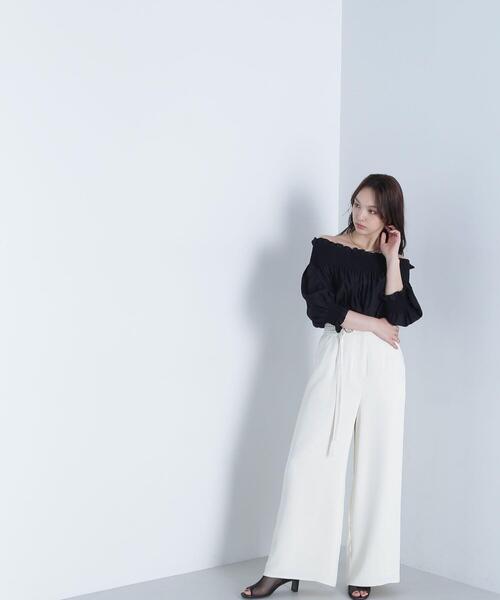 NATURAL BEAUTY BASIC(ナチュラルビューティーベーシック)の「◇シャーリングオフショルブラウス(シャツ/ブラウス・レディース・ブラック/ピンク/ブラウン・SMALL/MEDIUM)」の4枚目の写真