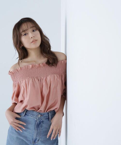 NATURAL BEAUTY BASIC(ナチュラルビューティーベーシック)の「◇シャーリングオフショルブラウス(シャツ/ブラウス・レディース・ブラック/ピンク/ブラウン・SMALL/MEDIUM)」の21枚目の写真
