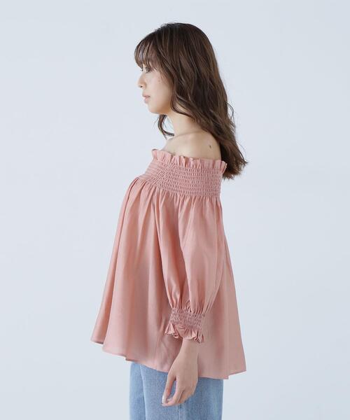 NATURAL BEAUTY BASIC(ナチュラルビューティーベーシック)の「◇シャーリングオフショルブラウス(シャツ/ブラウス・レディース・ブラック/ピンク/ブラウン・SMALL/MEDIUM)」の16枚目の写真