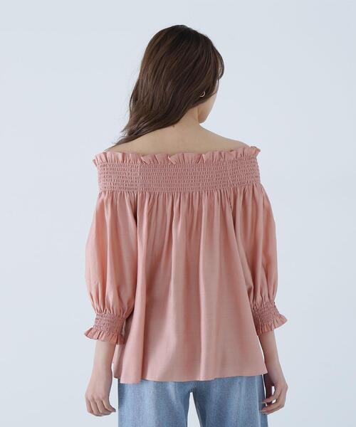 NATURAL BEAUTY BASIC(ナチュラルビューティーベーシック)の「◇シャーリングオフショルブラウス(シャツ/ブラウス・レディース・ブラック/ピンク/ブラウン・SMALL/MEDIUM)」の15枚目の写真