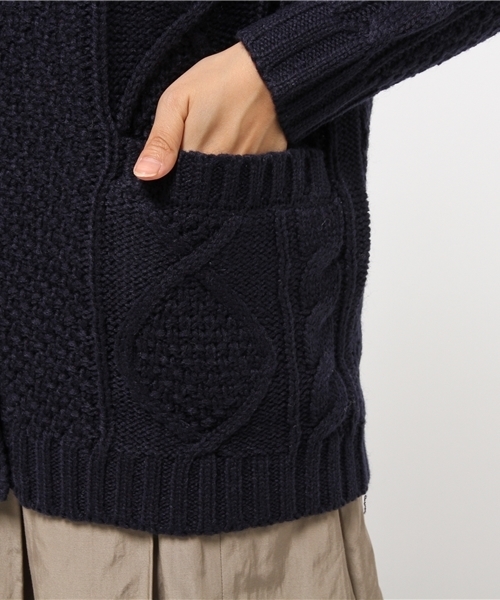 Green Parks(グリーンパークス)の「・Uノーカラーケーブルウールカーデ(カーディガン/ボレロ・レディース・チャコールグレー/ネイビー/アイボリー/レッド・FREE)」の10枚目の写真