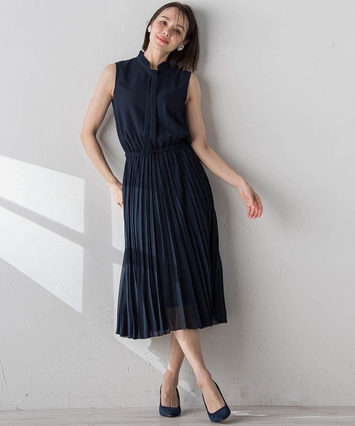 Viaggio Blu(ビアッジョブルー)の「シルクライクシフォンワンピース≪洗濯機で洗える≫(ワンピース・レディース・ネイビー/ブルー系その他/ベージュ・S/M/L)」の3枚目の写真