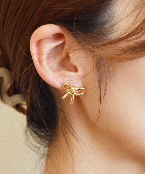 styiro（スタイロ）の「ニッケルフリー メタルリボンピアス（ピアス（両耳用）・レディース・シルバー系2/シルバー/ゴールド/ゴールド系2・FREE）」の3枚目の写真