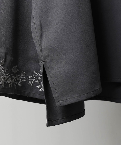 NILWAY（ニルウェイ）の「花柄 デザイン フレアスリーブフラワー刺繍 長袖シャツ（シャツ/ブラウス・メンズ・ブラック/チャコール/ホワイト/ライトグレー/ネイビー・MEDIUM/LARGE）」の11枚目の写真