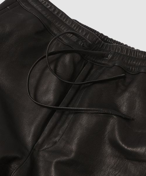 WhoWhat(フーワット)の「LEATHER SHARK PANTS(その他パンツ・メンズ・ブラック・M)」の4枚目の写真