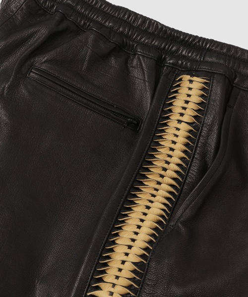 WhoWhat(フーワット)の「LEATHER SHARK PANTS(その他パンツ・メンズ・ブラック・M)」の6枚目の写真