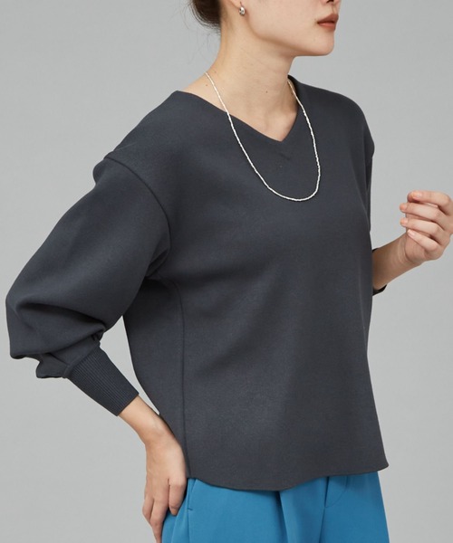 qualite（カリテ）の「リブスムースVネックニット（シャツ/ブラウス・レディース・チャコールグレー/スモークピンク/アイボリー/セージグリーン・フリー）」の3枚目の写真