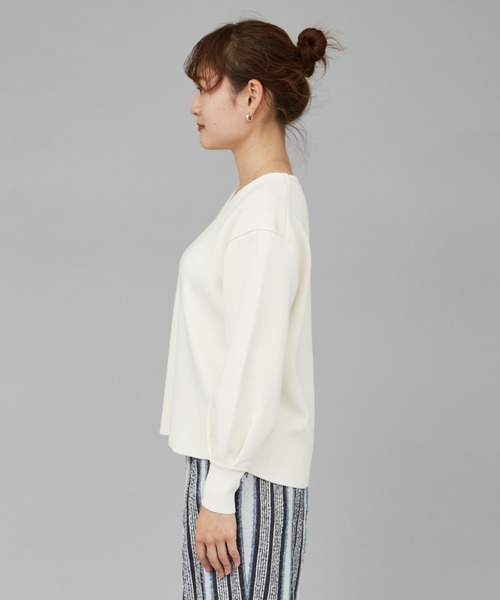 qualite（カリテ）の「リブスムースVネックニット（シャツ/ブラウス・レディース・チャコールグレー/スモークピンク/アイボリー/セージグリーン・フリー）」の15枚目の写真