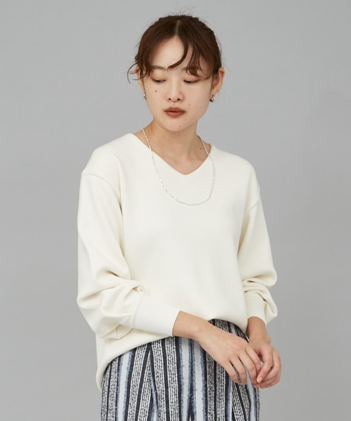 qualite（カリテ）の「リブスムースVネックニット（シャツ/ブラウス・レディース・チャコールグレー/スモークピンク/アイボリー/セージグリーン・フリー）」の21枚目の写真