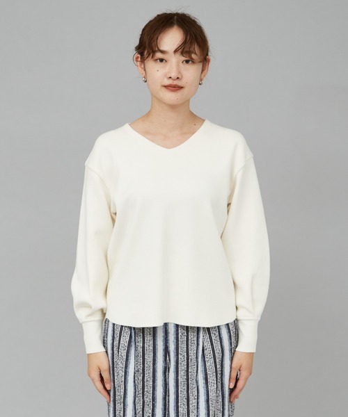 qualite（カリテ）の「リブスムースVネックニット（シャツ/ブラウス・レディース・チャコールグレー/スモークピンク/アイボリー/セージグリーン・フリー）」の14枚目の写真
